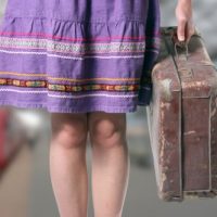 レトロスーツケースを持って旅立つ女性