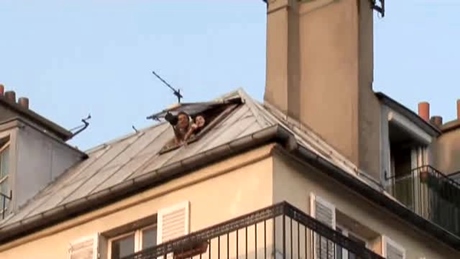 パリのアパルトマンの屋根の窓