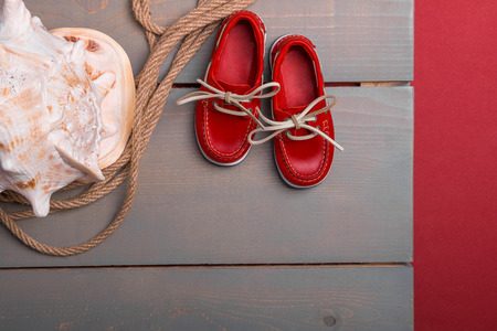 貝殻と赤い靴