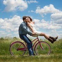自転車に乗るカップル