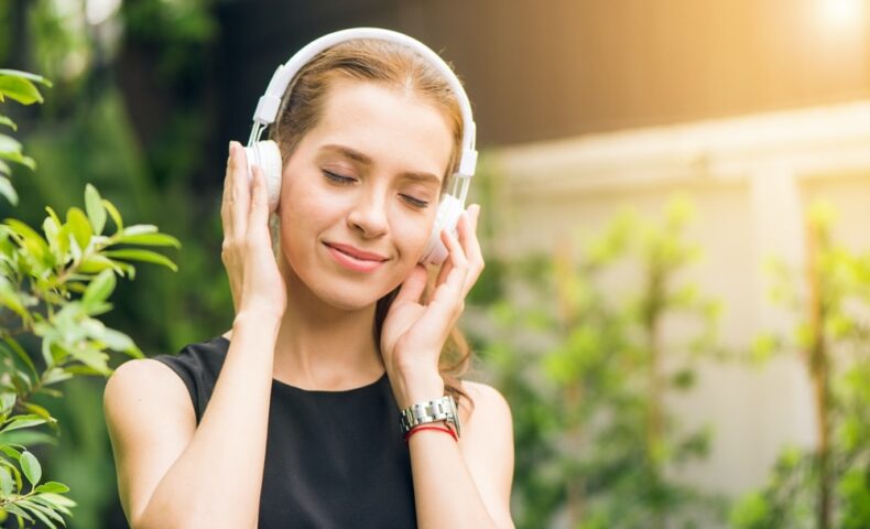 ヘッドフォンで音楽を聴いている女性