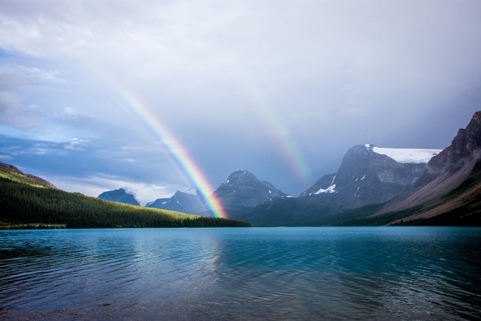 虹のかかった湖