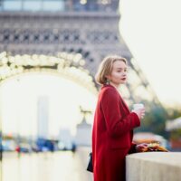 パリにいる若い女性