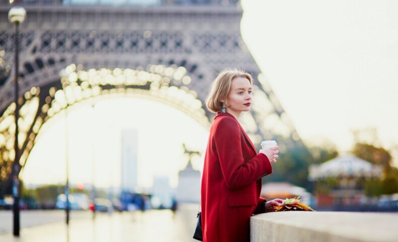 パリにいる若い女性