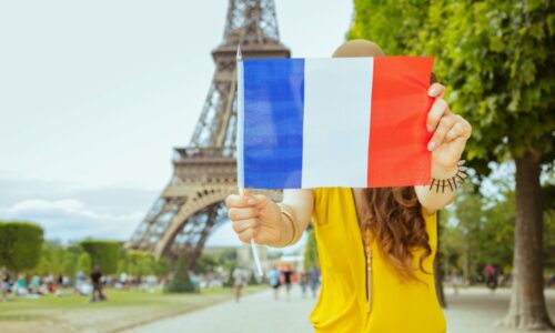 フランスの旗をもつ人