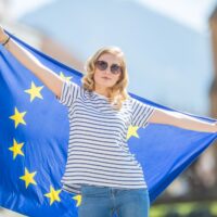 欧州連合の旗と若い女性