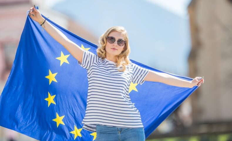 欧州連合の旗と若い女性