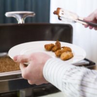 食べ物をお皿に取る
