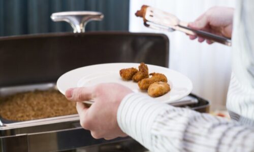 食べ物をお皿に取る
