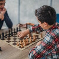 チェスをする少年