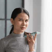 スマホでヴォイスチャットをする女性