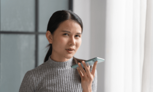 スマホでヴォイスチャットをする女性