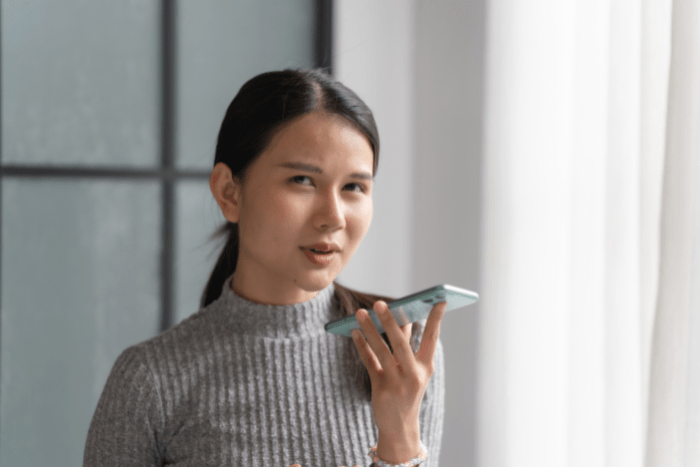 スマホでヴォイスチャットをする女性