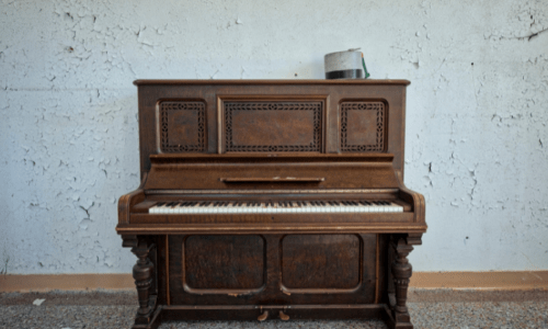 古いピアノ