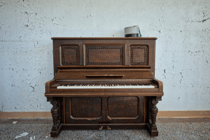 古いピアノ