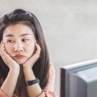 先延ばししている女性