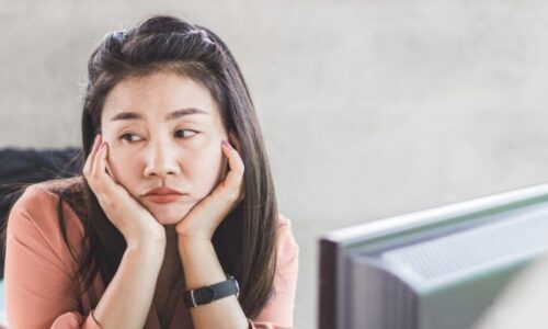 先延ばししている女性