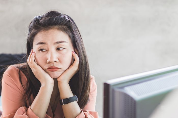 先延ばししている女性