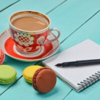 カフェオレ、マカロン、小さなノート
