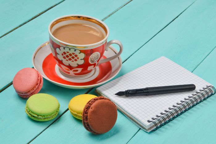カフェオレ、マカロン、小さなノート